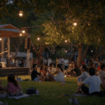 Suasana event hiburan akhir pekan outdoor di taman kota