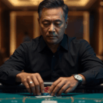 Pemain casino dewasa mengatur chip dengan tenang di meja permainan